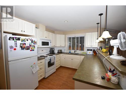 458 Ibis Avenue, Vernon, BC - Indoor Photo Showing Kitchen With Double Sink