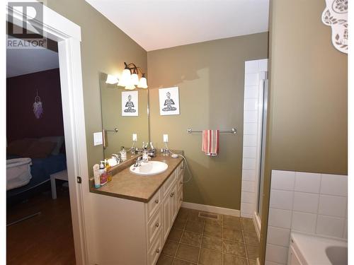 458 Ibis Avenue, Vernon, BC - Indoor Photo Showing Bathroom