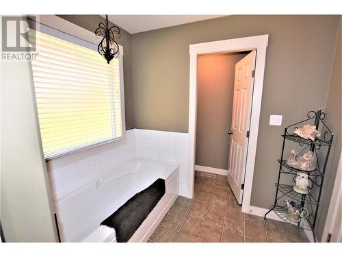 458 Ibis Avenue, Vernon, BC - Indoor Photo Showing Bathroom