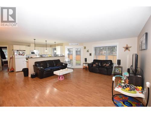 458 Ibis Avenue, Vernon, BC - Indoor Photo Showing Living Room