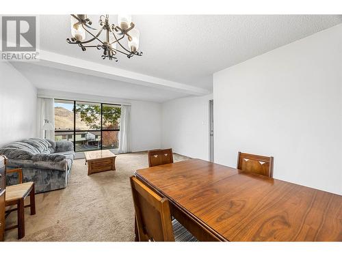 137 Mcgill Road Unit# 73, Kamloops, BC - Indoor Photo Showing Living Room