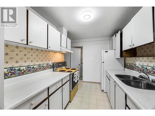 137 Mcgill Road Unit# 73, Kamloops, BC - Indoor Photo Showing Kitchen With Double Sink