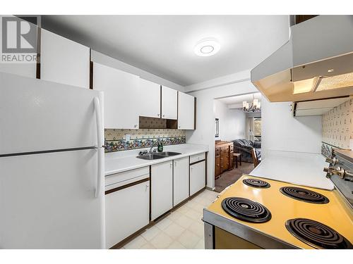 137 Mcgill Road Unit# 73, Kamloops, BC - Indoor Photo Showing Kitchen With Double Sink