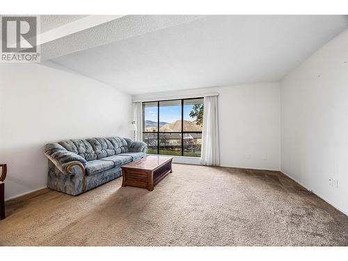 137 Mcgill Road Unit# 73, Kamloops, BC - Indoor Photo Showing Living Room