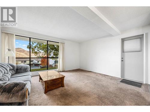 137 Mcgill Road Unit# 73, Kamloops, BC - Indoor Photo Showing Living Room