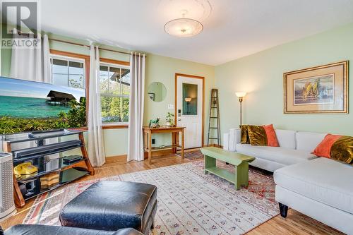 4103 30 Street, Vernon, BC - Indoor Photo Showing Living Room