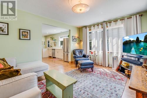 4103 30 Street, Vernon, BC - Indoor Photo Showing Living Room