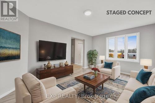 257 Charles Street W, Ingersoll, ON - Indoor Photo Showing Living Room