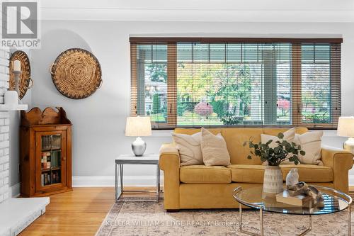 2182 Clarendon Park Drive, Burlington, ON - Indoor Photo Showing Living Room