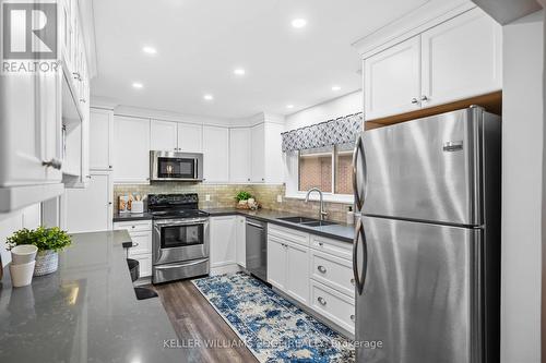 2182 Clarendon Park Drive, Burlington, ON - Indoor Photo Showing Kitchen With Stainless Steel Kitchen With Double Sink With Upgraded Kitchen