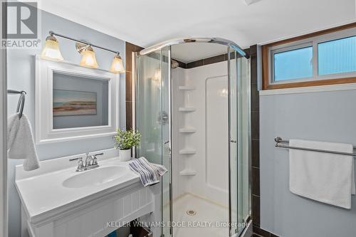 2182 Clarendon Park Drive, Burlington, ON - Indoor Photo Showing Bathroom