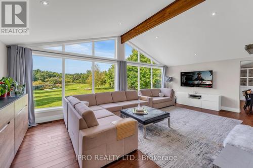 993608 Mono-Adjala Townline, Mono, ON - Indoor Photo Showing Living Room