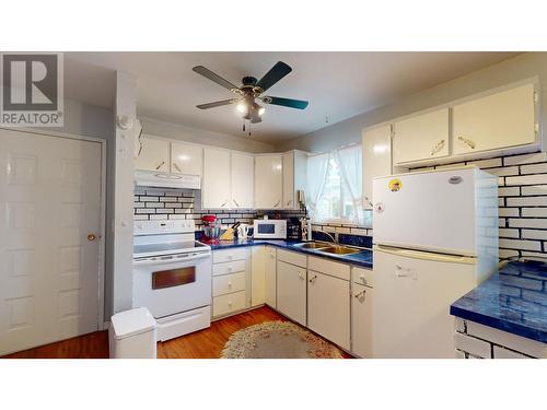 710 Rolph Street, Quesnel, BC - Indoor Photo Showing Kitchen With Double Sink