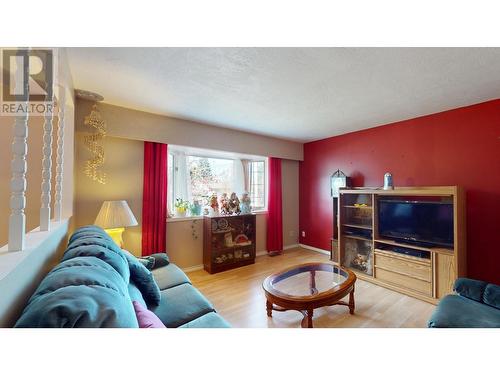 710 Rolph Street, Quesnel, BC - Indoor Photo Showing Living Room