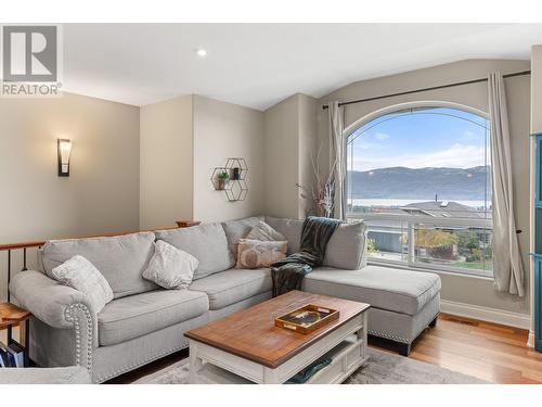 2604 Wild Horse Drive, West Kelowna, BC - Indoor Photo Showing Living Room