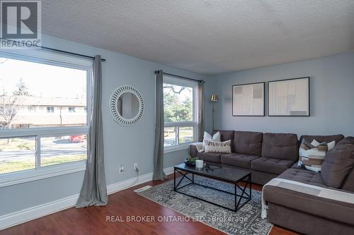 116 - 116 Baronwood Court, Brampton, ON - Indoor Photo Showing Living Room