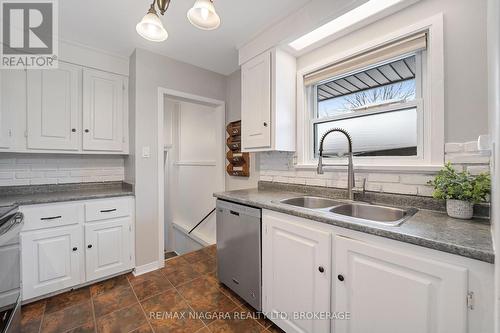 24 Brisbane Glen, St. Catharines (442 - Vine/Linwell), ON - Indoor Photo Showing Kitchen With Double Sink