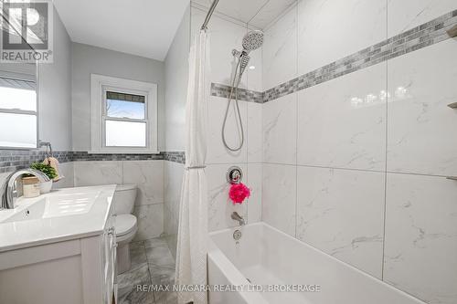 24 Brisbane Glen, St. Catharines (442 - Vine/Linwell), ON - Indoor Photo Showing Bathroom