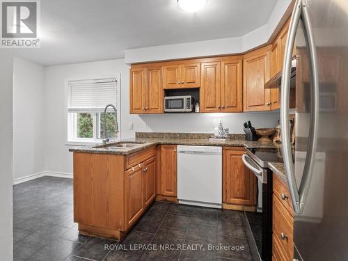 210 Lawrence Lane, Pelham (662 - Fonthill), ON - Indoor Photo Showing Kitchen