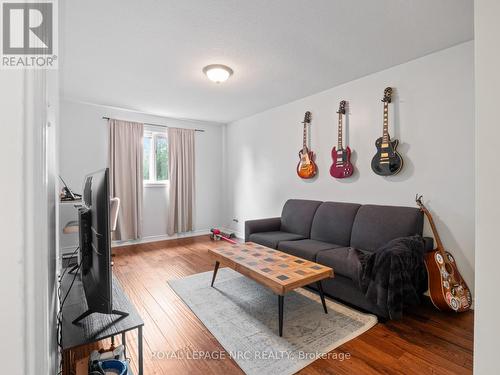 210 Lawrence Lane, Pelham (662 - Fonthill), ON - Indoor Photo Showing Living Room