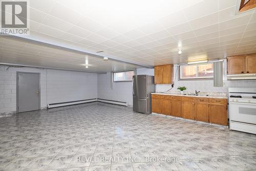 170 Iva Street, Welland, ON - Indoor Photo Showing Kitchen With Double Sink