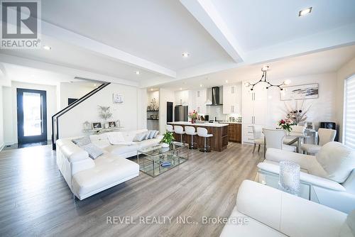 14 Willowbrook Drive, Welland, ON - Indoor Photo Showing Living Room