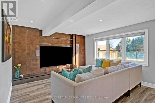 19 Ritchie Drive, East Luther Grand Valley, ON - Indoor Photo Showing Living Room