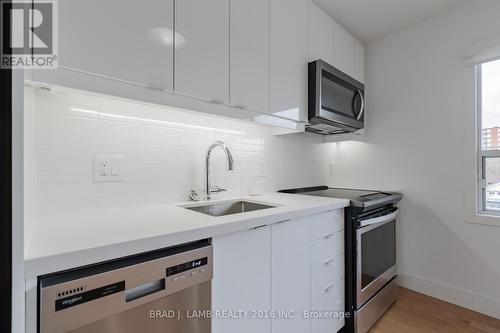 28A Third Street, Toronto, ON - Indoor Photo Showing Kitchen With Upgraded Kitchen