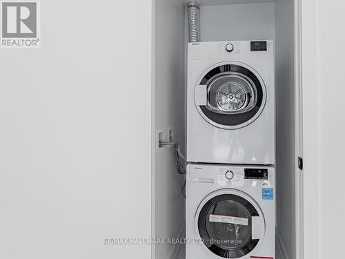 302 - 117 Broadway Avenue, Toronto, ON - Indoor Photo Showing Laundry Room