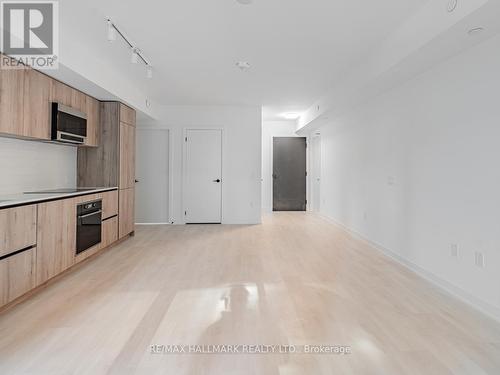 302 - 117 Broadway Avenue, Toronto, ON - Indoor Photo Showing Kitchen