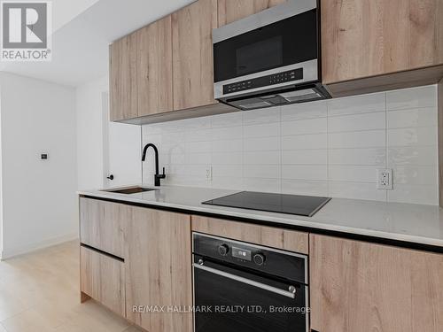 302 - 117 Broadway Avenue, Toronto, ON - Indoor Photo Showing Kitchen