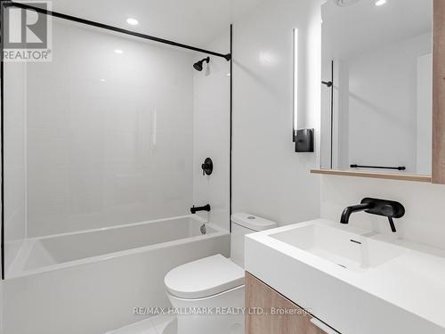 302 - 117 Broadway Avenue, Toronto, ON - Indoor Photo Showing Bathroom