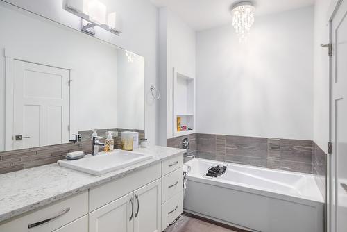 42-1870 Rosealee Lane, West Kelowna, BC - Indoor Photo Showing Bathroom