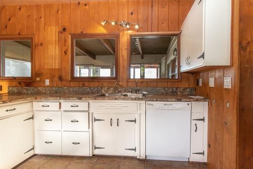 4902 Lakeshore Road, Kelowna, BC - Indoor Photo Showing Kitchen