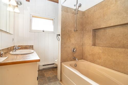 4902 Lakeshore Road, Kelowna, BC - Indoor Photo Showing Bathroom