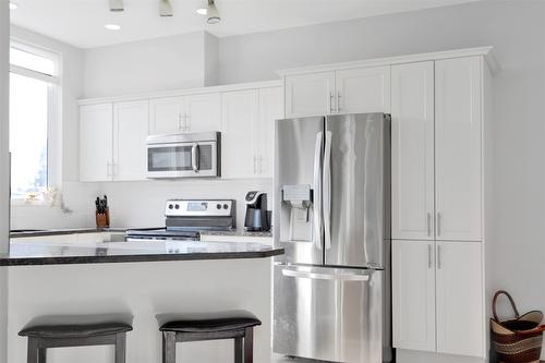 27-3267 Broadview Road, West Kelowna, BC - Indoor Photo Showing Kitchen With Stainless Steel Kitchen With Upgraded Kitchen