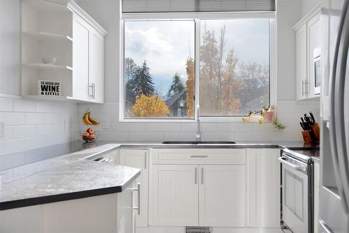 27-3267 Broadview Road, West Kelowna, BC - Indoor Photo Showing Kitchen