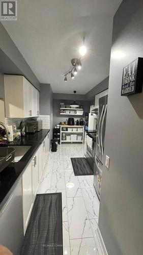 541 - 18 Mondeo Drive, Toronto, ON - Indoor Photo Showing Kitchen