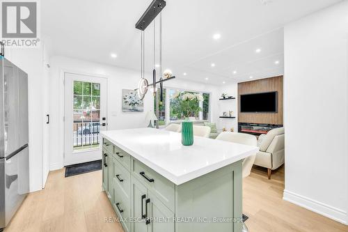 64 Viceroy Court, Hamilton, ON - Indoor Photo Showing Kitchen With Upgraded Kitchen