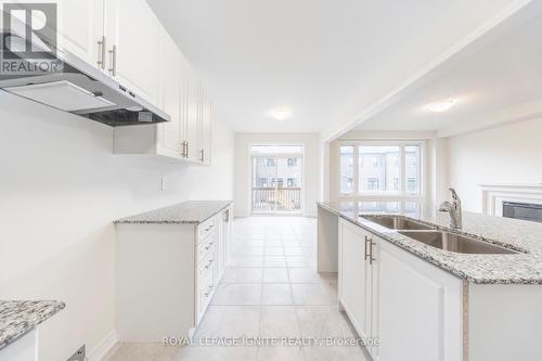 1811 Narcissus Gardens, Pickering, ON - Indoor Photo Showing Kitchen With Double Sink With Upgraded Kitchen