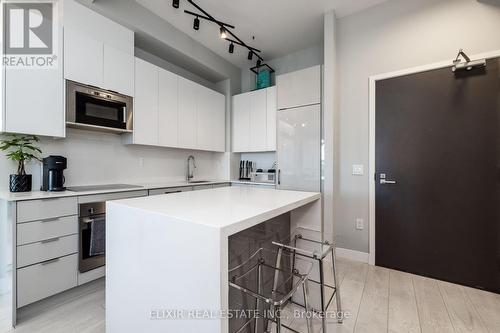 201 - 2916 Highway 7, Vaughan, ON - Indoor Photo Showing Kitchen