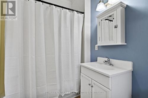 78 Chaplin Avenue E, St. Catharines (451 - Downtown), ON - Indoor Photo Showing Bathroom