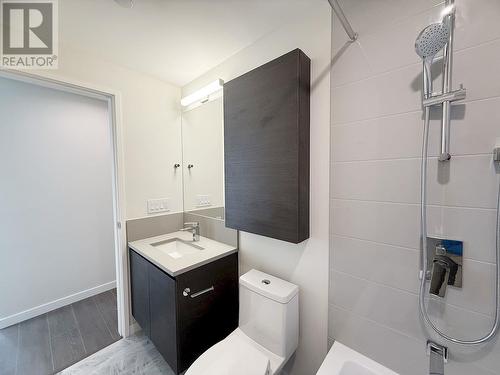 33F 2186 Gilmore Avenue, Burnaby, BC - Indoor Photo Showing Bathroom