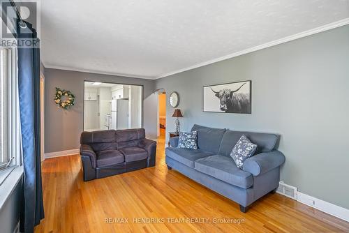 5508 Hillsdale Avenue, Niagara Falls (215 - Hospital), ON - Indoor Photo Showing Living Room