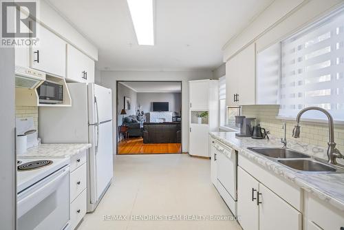 5508 Hillsdale Avenue, Niagara Falls (215 - Hospital), ON - Indoor Photo Showing Kitchen