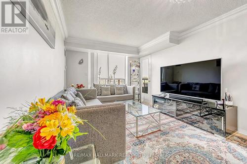 615 - 29 Northern Hts Drive, Richmond Hill, ON - Indoor Photo Showing Living Room