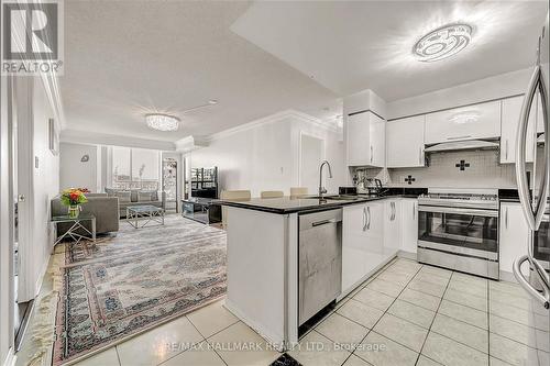 615 - 29 Northern Hts Drive, Richmond Hill, ON - Indoor Photo Showing Kitchen With Upgraded Kitchen