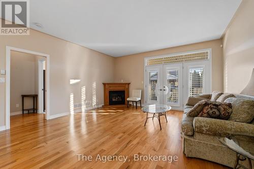 66 Willson Crossing Court, Pelham (662 - Fonthill), ON - Indoor Photo Showing Living Room With Fireplace