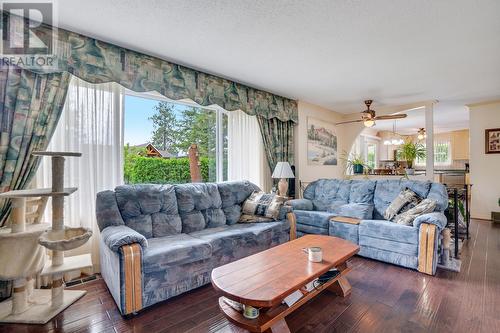 3565 Glasgow Road, West Kelowna, BC - Indoor Photo Showing Living Room