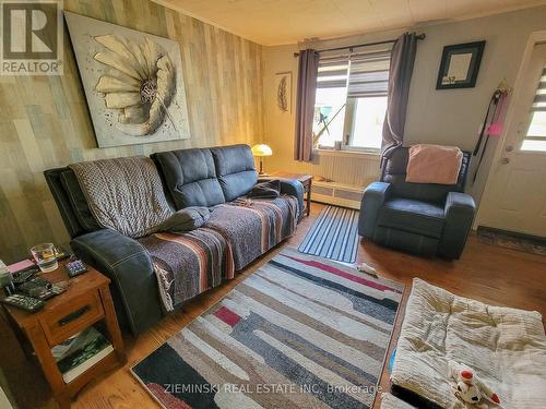 157 Anson Drive, Iroquois Falls, ON - Indoor Photo Showing Living Room